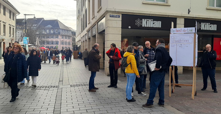 Der Good-News Kubus mit der 'Du-hast-die-Wahl' Umfrage