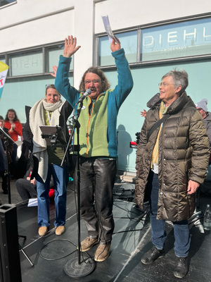 Organisator*innen Sonja Steiger, Thomas Seubert und Claudia Kohlheiss-Rottmann auf der Kundgebung Senser Platz 15. Februar