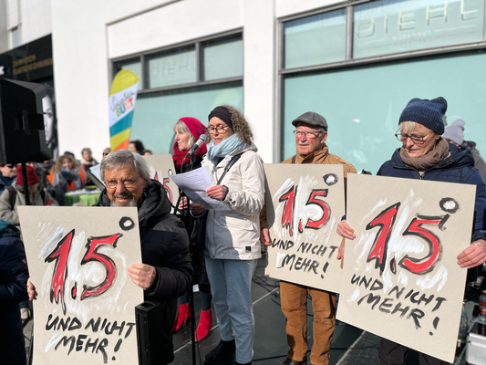 Redner*in Uta Lahr auf der Kundgebung Senser Platz 15. Februar