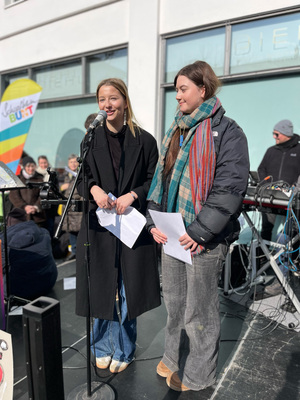 Redner*innen Valerie Schultze und Mia Chausset auf der Kundgebung Senser Platz 15. Februar