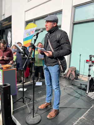 Redner*in Gerd Moeller auf der Kundgebung Senser Platz 15. Februar