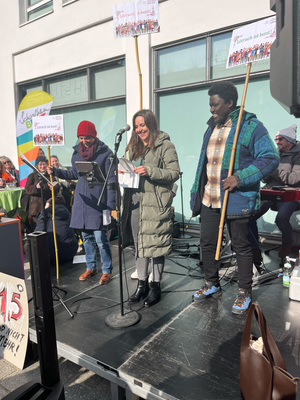 Redner*innen Inga Schwarz, Daria Bryzgalowa und Barrow Sherifo auf der Kundgebung Senser Platz 15. Februar
