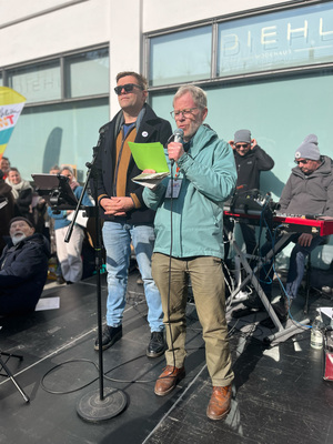 Redner*in Klaus Nack und Bernhard Hoechst auf der Kundgebung Senser Platz 15. Februar