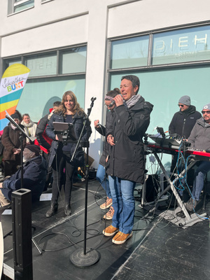 Musiker*in Peter Reimtgut auf der Kundgebung Senser Platz 15. Februar