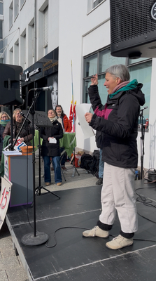 Musiker*in  Ulrike Rombach auf der Kundgebung Senser Platz 15. Februar