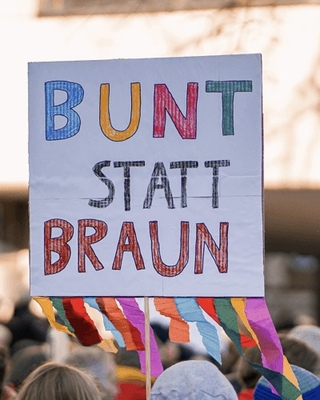 Demoschild mit der Aufschrift: Bunt statt braun