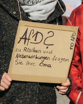 Demoschild mit der Aufschrift: AfD? Zu Risiken und Nebenwirkungen fragen Sie ihre Oma. No AfD.