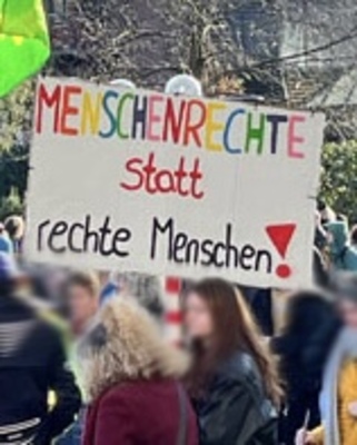 Demoschild mit der Aufschrift: Menschenrechte statt rechte Mensche