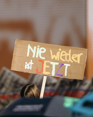 Demoschild mit der Aufschrift: Nie wieder ist jetzt