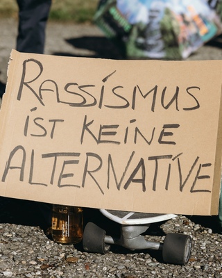 Demoschild mit der Aufschrift: Rassismus ist keine Alternative
